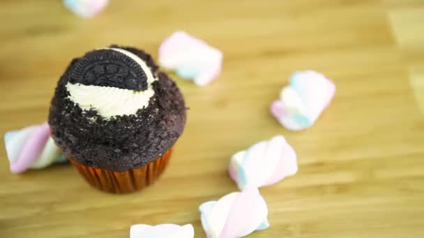 Cupcake Sulla Parte Superiore Del Bordo Legno Con Marshmellow Intorno — Video Stock