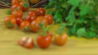 kiraz domates yanında limon için otlar ile ahşap bir tahta üzerine