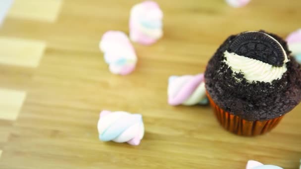 Cupcake Πάνω Ξύλινη Σανίδα Marshmellow Γύρω Από — Αρχείο Βίντεο