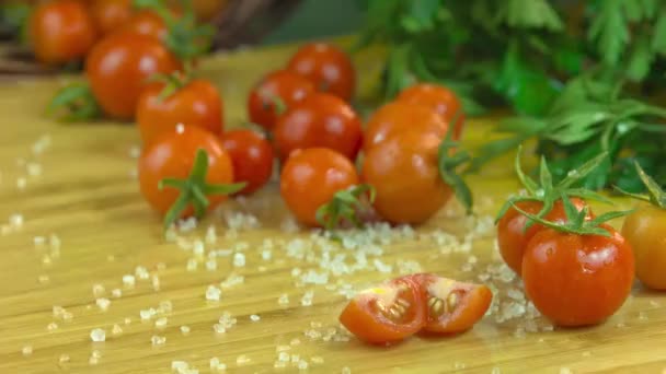レモンと粗塩側のためのハーブと木の板の上にチェリー トマト — ストック動画