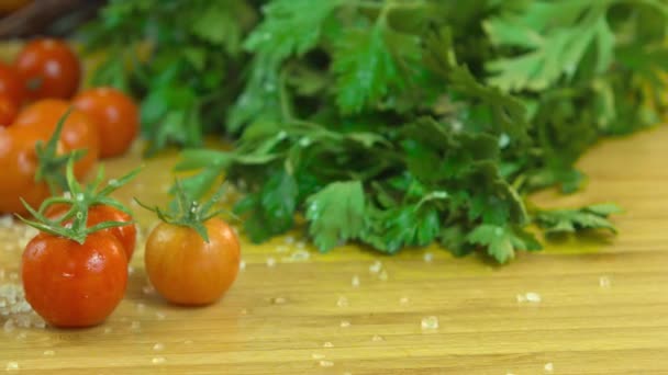 Tomate Cereja Cima Uma Tábua Madeira Com Ervas Para Limões — Vídeo de Stock