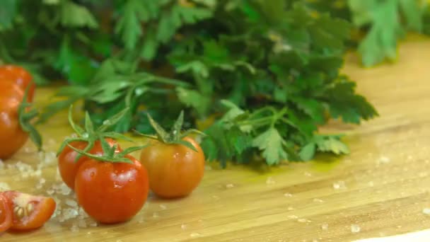 レモンと粗塩側のためのハーブと木の板の上にチェリー トマト — ストック動画