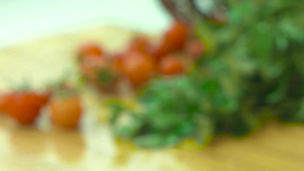 Tomate Cereza Encima Una Tabla Madera Con Hierbas Para Limones — Vídeos de Stock
