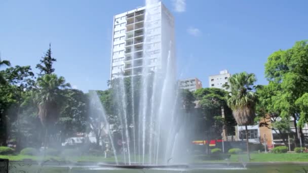 位于巴西圣保罗里贝罗普雷托市中心11月15日普拉亚的喷泉 — 图库视频影像