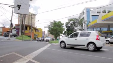 Ribeiro Preto, So Paulo - Brezilya - Ocak 2020: Şehrin ana caddesinde arabaların hareketi.