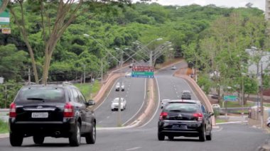 Ribeiro Preto, So Paulo - Brezilya - Ocak 2020: Şehrin ana caddesinde arabaların hareketi.