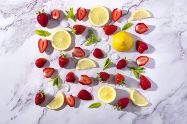 Soğuk pembe çilek aromalı jina ve taze meyve ve nane yapraklarıyla süslenmiş tonik kolajı.