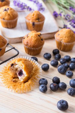 Böğürtlenli kek ya da taze böğürtlenli kek ve ahşap masada lavanta. Yaz renkleri ve tatları