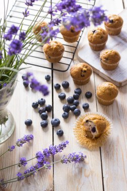 Böğürtlenli kek ya da taze böğürtlenli kek ve ahşap masada lavanta. Yaz renkleri ve tatları