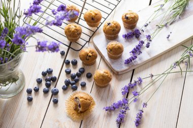 Böğürtlenli kek ya da taze böğürtlenli kek ve ahşap masada lavanta. Yaz renkleri ve tatları