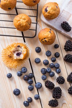 Böğürtlenli kek ya da taze böğürtlenli kek ve ahşap masada lavanta. Yaz renkleri ve tatları