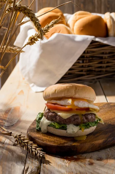 Jedzenie Ulicy Fast Food Pubie Domowe Soczyste Hamburgery Wołowiną Pomidorem — Zdjęcie stockowe