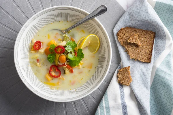 Sopa Rústica Pollo Con Verduras Fideos Rodajas Limón Hojas Apio — Foto de Stock