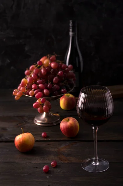 Vista Frontal Cuenco Fruta Alta Uva Roja Negra Manzanas Con —  Fotos de Stock