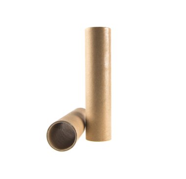 yalıtılmış bir beyaz zemin üzerine karton borular