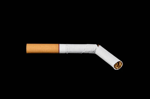 izole siyah arka plan üzerinde kırık Sigara