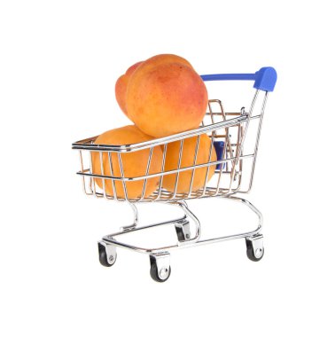 izole beyaz zemin üzerine gelen kayısı ile süpermarket arabası