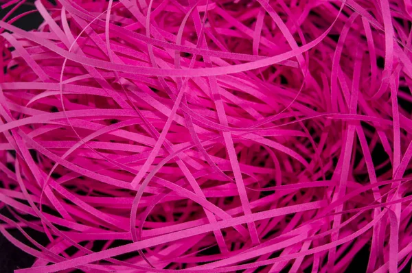 pembe şeritler kağıt üzerinde siyah bir arka plan kesme.