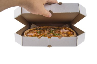 Pizza izole bir beyaz zemin üzerine bir kutu içinde