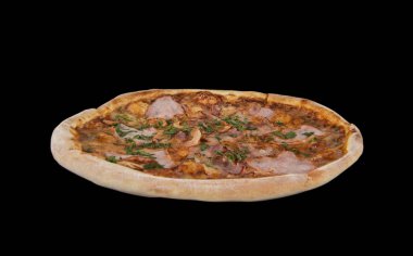 izole siyah arka plan üzerine yuvarlak pizza
