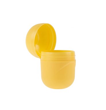Beyaz arka plan üzerinde izole sarı kapsül kinder sürpriz