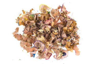 Beyaz arka plan üzerinde renkli kalem talaş