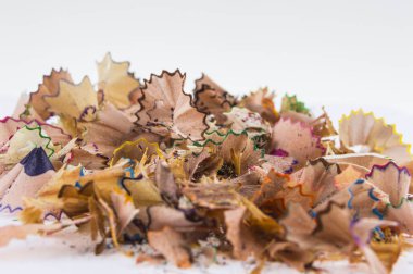 Beyaz arka plan üzerinde renkli kalem talaş