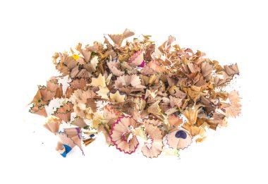 Beyaz arka plan üzerinde renkli kalem talaş