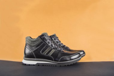 renkli bir arka plan üzerinde siyah ayakkabı