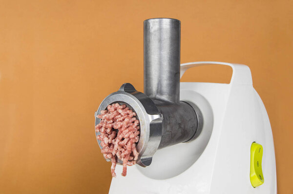 мясорубка и фарш
