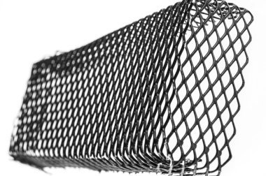 Beyaz arka planda siyah metal mesh