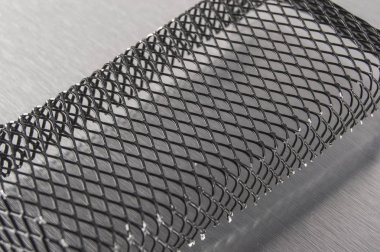 Beyaz arka planda siyah metal mesh