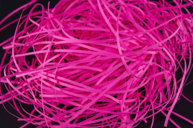 pembe şeritler kağıt üzerinde siyah bir arka plan kesme.