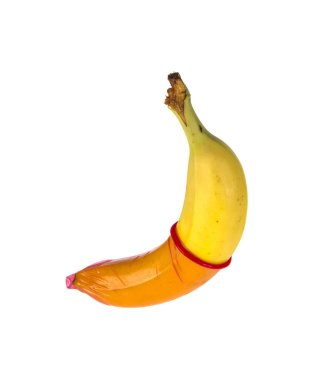 Beyaz arka plan üzerinde izole pembe kondomun muz