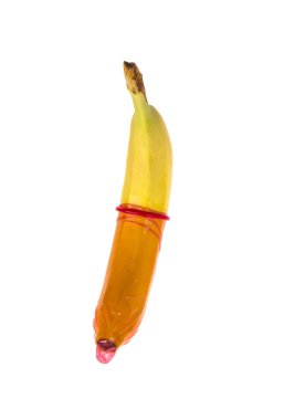 Beyaz arka plan üzerinde izole pembe kondomun muz