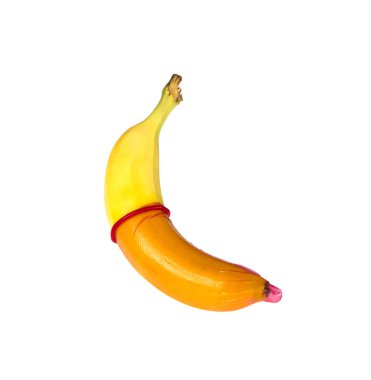 Beyaz arka plan üzerinde izole pembe kondomun muz