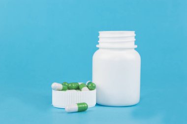 mavi arka planda ilaç hapları