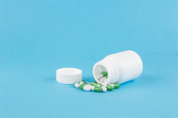 Píldoras de medicamentos sobre fondo azul — Foto de Stock