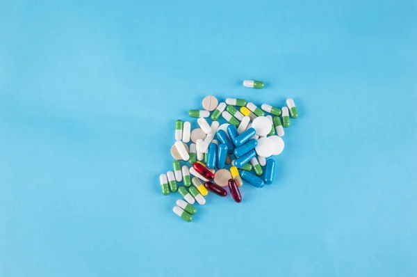 Pastillas sobre fondo azul — Foto de Stock