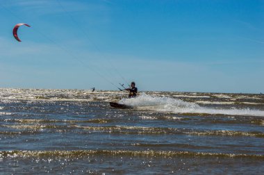 Uçurtmacı dalgalarda süzülür