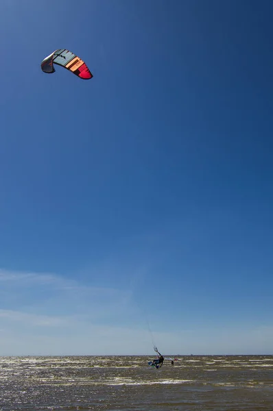 Kitesurfer Desliza Sobre Las Olas — Foto de Stock