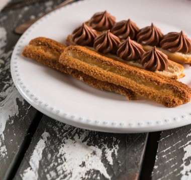 eski ahşap gri renkli rustik zemin üzerinde beyaz plaka üzerinde ev yapımı eklerleri, çikolatalı mus