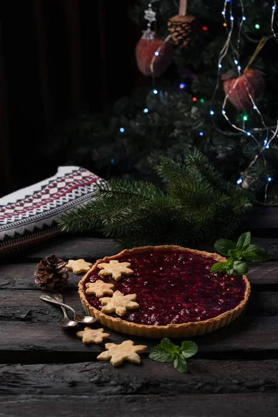 Weihnachtstorte Kirschtorte Auf Dunkler Holzkulisse Rustikalen Stil Dekoriert Mit Schneeflocken — Stockfoto