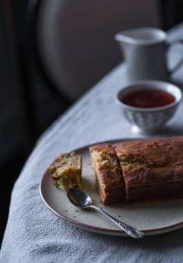 Ev yapımı havuç kek somun, keten kumaş, vazo dolu reçel ve kaşık üzerine bir rustik tarzı plaka üzerinde bir tatlı 