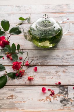 nane çayı bir tabakta beyaz rustik, vintage kaşık, transparan, ev yapımı pişmiş peynir pasta dekorasyon olarak, ev yapımı tatlı gül