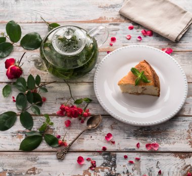 nane çayı bir tabakta beyaz rustik, vintage kaşık, transparan, ev yapımı pişmiş peynir pasta dekorasyon olarak, ev yapımı tatlı gül