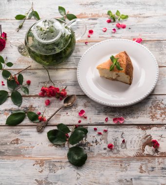 nane çayı bir tabakta beyaz rustik, vintage kaşık, transparan, ev yapımı pişmiş peynir pasta dekorasyon olarak, ev yapımı tatlı gül