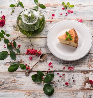 Ev yapımı dilim kek ve nane çayı bir şeffaf çay tencerede bir tatlı