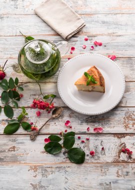 Ev yapımı dilim kek ve nane çayı bir şeffaf çay tencerede bir tatlı