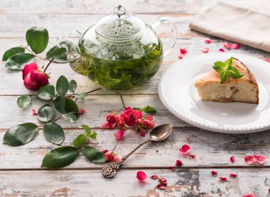 Ev yapımı dilim kek ve nane çayı bir şeffaf çay tencerede bir tatlı